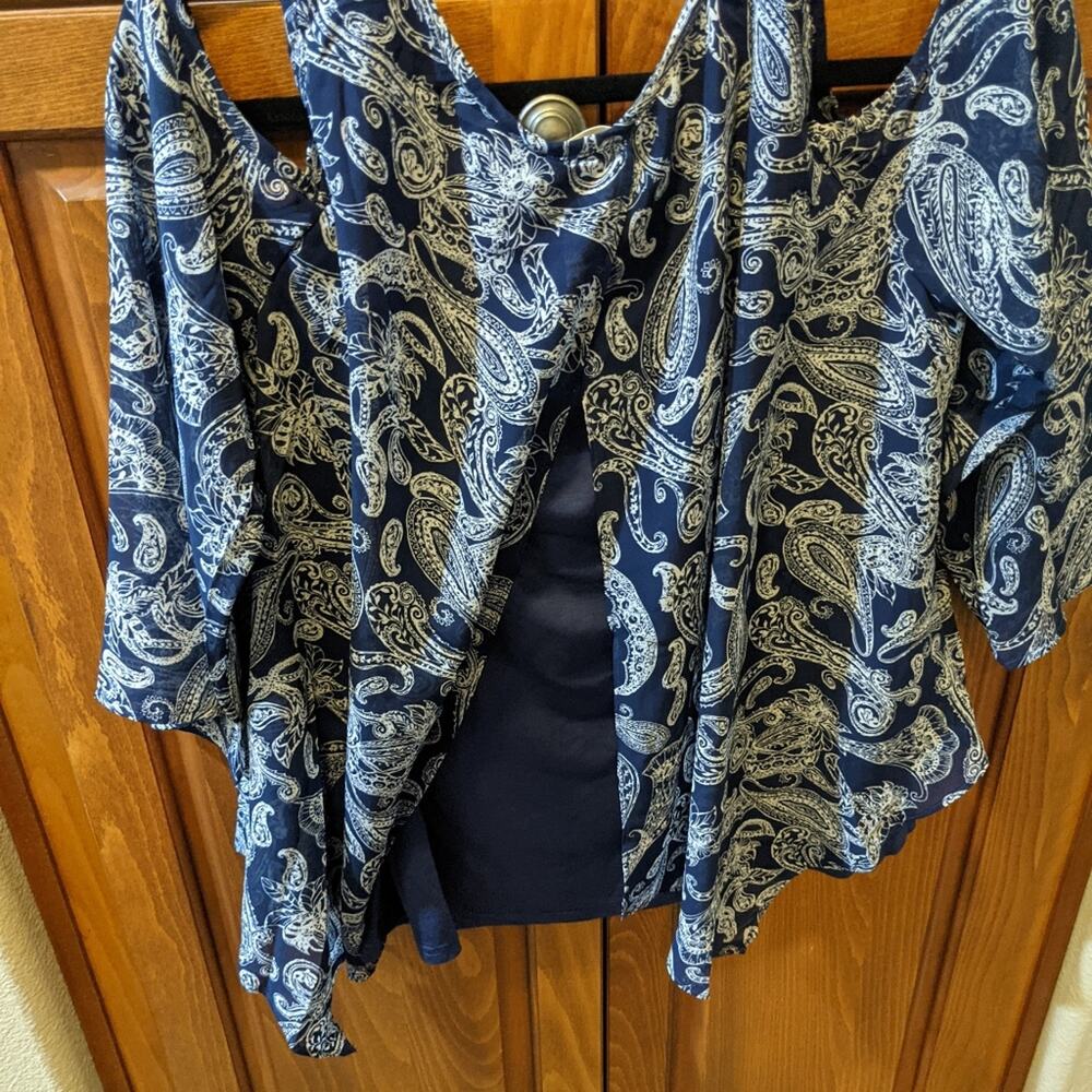 Entro Navy Paisley Cold Shoulder Bell Sleeve Boho Blouse NWT Size Medium - Picture 8 of 10